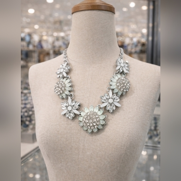 Jewelry - Silver faux opel crystal 🌼 flower necklace.